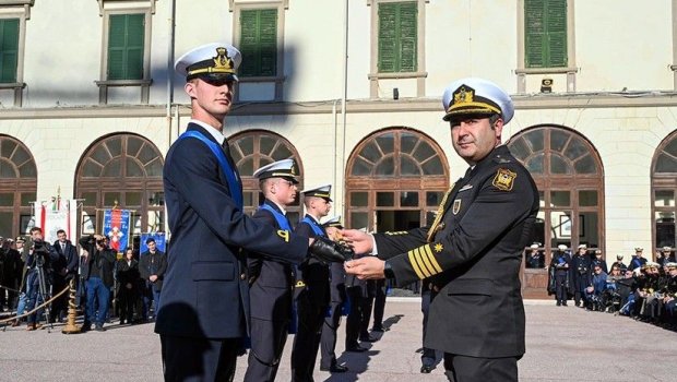 İtaliyalı məzuna Azərbaycan HDQ komandanı adından "Dənizçi kortiki" hədiyyə olundu - FOTO/VİDEO