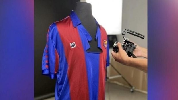 Maradonanın cırılmış forması rekord məbləğə satıldı - FOTO