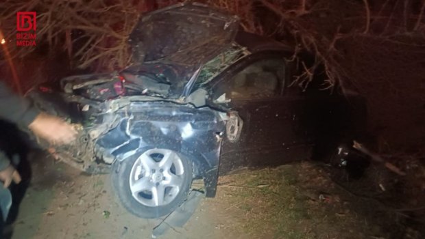 Tovuzda ağır qəza: &ldquo;Opel&rdquo; ağaca çırpılıb su arxına düşdü &ndash; Xəsarət alan var &ndash; FOTO