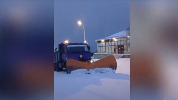 Yollar qardan təmizlənir, duz-qum səpən maşınlar işə salındı &ndash; VİDEO