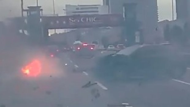 Maneələrə çırpılan avtomobilin mühərriki yandı - ANBAAN VİDEO