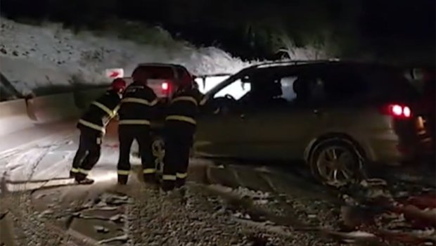 Şuşada buzlu yolda köməksiz qalan vətəndaşlar belə xilas edildi &ndash; VİDEO