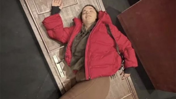 Tamaşa zamanı başına qapı düşdü &ndash; FOTO