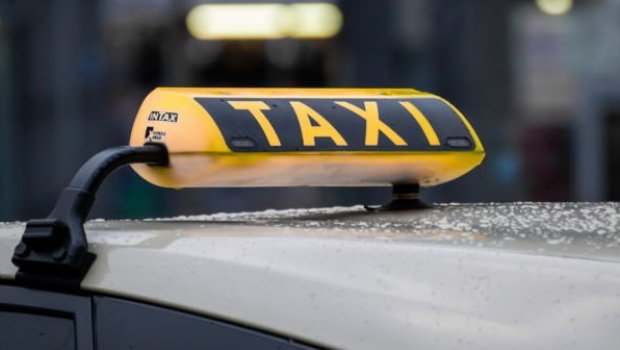 Sərnişin taksi sürücüsünün pulunu oğurladı