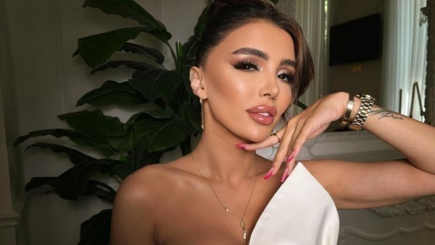 Küçədə qarşısına çıxan kuryerə hədiyyə verdi - VİDEO