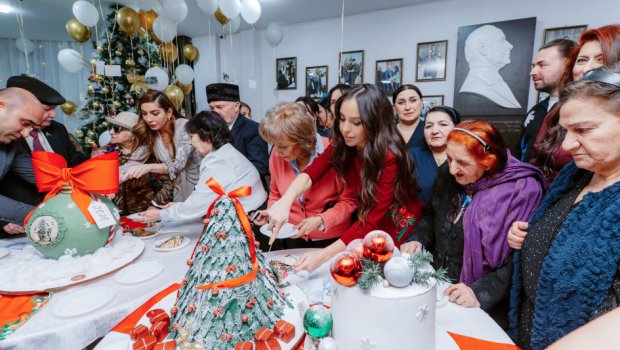 Leyla və Arzu Əliyevalar ahıl şəxslərlə Yeni il süfrəsində - FOTO