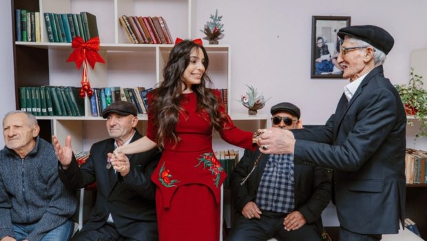 Leyla Əliyeva ahıl şəxslərlə GÖRÜŞDÜ &ndash;VİDEO