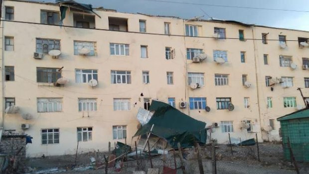 Bakıda binanın fasadı uçdu &ndash; Anbaan VİDEO