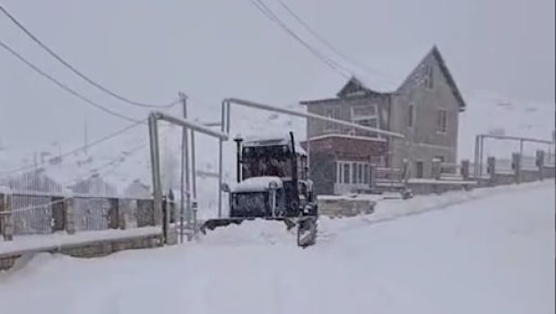 Quba-Xınalıq yolu qardan belə TƏMİZLƏNİR &ndash; VİDEO