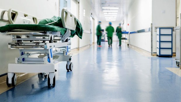 Ucarda yol qəzasında xəsarət alan qadın xəstəxanada ölüb