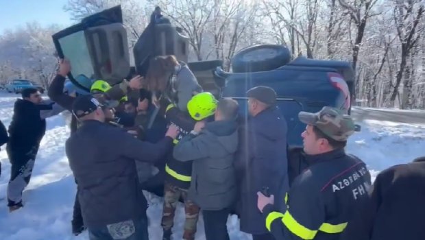 İsmayıllıda maşında köməksiz qalan şəxslər belə xilas edildi &ndash; VİDEO