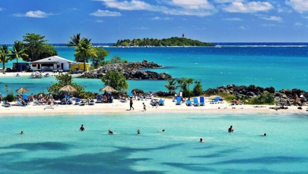 Minlərlə turist Karib adalarından çıxa bilmir