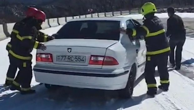 Xocalıda yollar buz bağladı: Avtomobildə köməksiz vəziyyətdə qalan şəxs xilas edildi - VİDEO