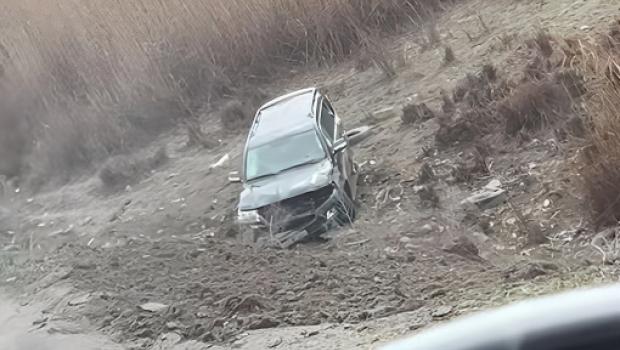 Zabratda avtomobil dərəyə aşdı - VİDEO