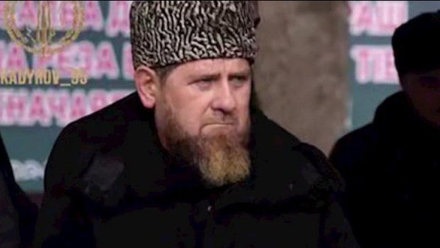 Ramzan Kadırov ictimaiyyət qarşısına əsa ilə çıxdı