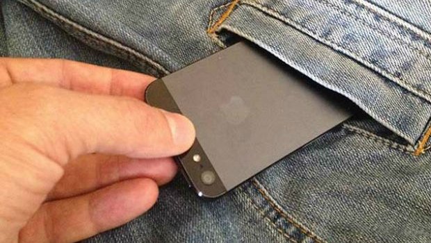 Atasının telefonunu oğurlayıb 60 manata satdı