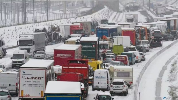 Güclü qar Avropa yollarını İFLİC ETDİ &ndash; FOTO