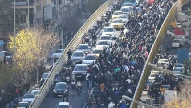 Tehranda gərginlik: Polislə toqquşmalar davam edir &ndash; VİDEO