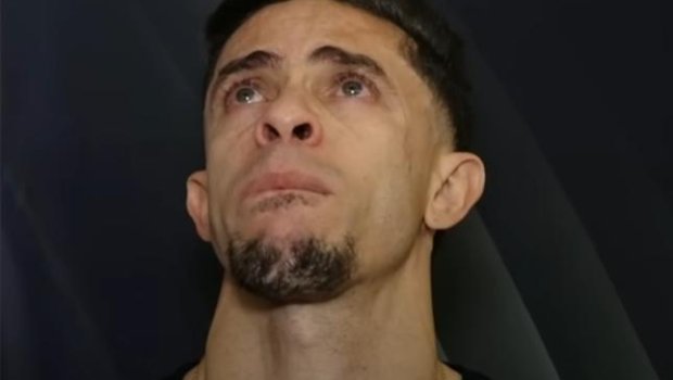 "Beşiktaşı"ın futbolçusu klubdan ağlayaraq ayrıldı - VİDEO