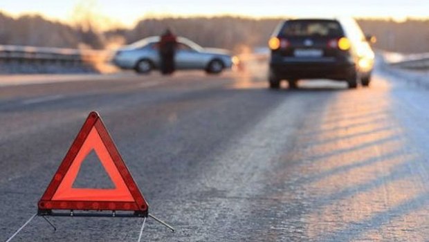 Salyanda avtomobil maneəyə çırpıldı &ndash; 4 nəfər xəsarət aldı