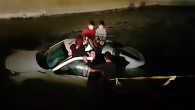 Beyləqanda avtomobil kanala düşdü &ndash; 4 nəfər&hellip; - VİDEO