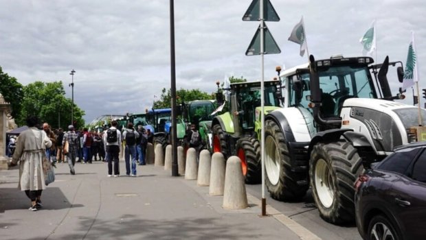 Fermerlər Parisin mərkəzinə gedən yolları traktorlarla başladı