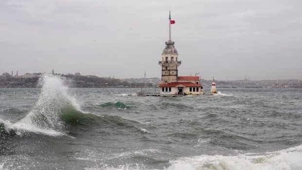 İstanbulda fırtına: Gəmi səfərləri təxirə salındı, qayıqlar aşdı - VİDEO