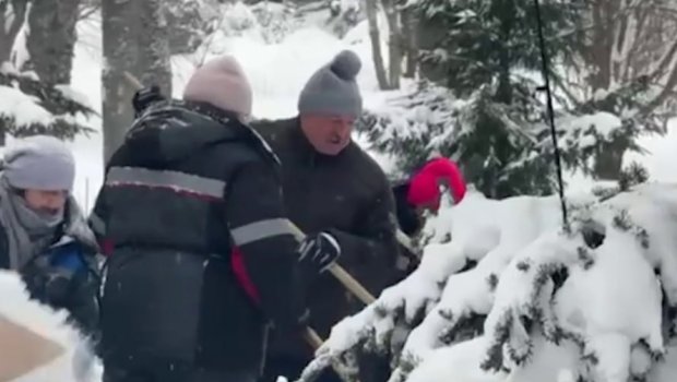 Qartəmizləmə işlərinə Lukaşenko da qatıldı &ndash; VİDEO