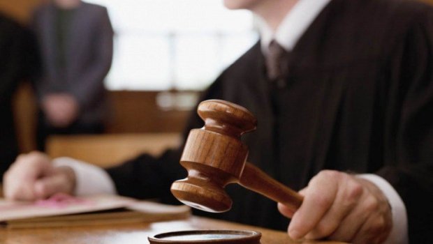 Hədə-qorxu ilə pul tələb etməkdə təqsirləndirilən baş redaktor HAKİM QARŞISINDA