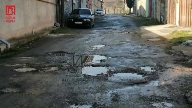 Şəki sakinlərinin yol PROBLEMİ: Bu küçədə piyada və maşınlar çətin vəziyyətdə &ndash; FOTO