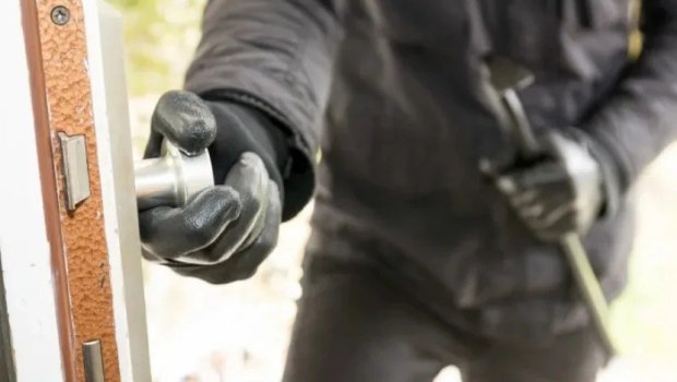 Maǧazalardakı kameraları sındırıb ödəmə terminallarından oğurluq etdi &ndash; FOTO