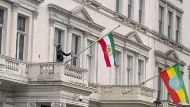 Londonda etirazçılar İran səfirliyinin binasında bayrağı DƏYİŞDİLƏR - VİDEO