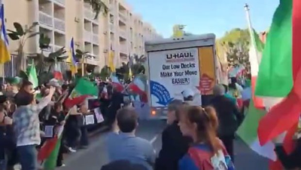 ABŞ-da DƏHŞƏT &ndash; Yük maşınını etirazçıların üzərinə sürdü &ndash; ANBAAN VİDEO