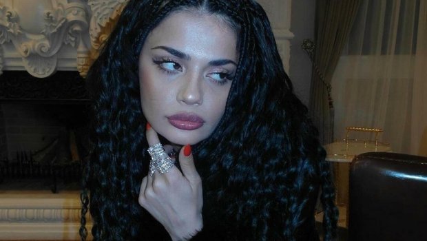 Azərbaycanlı müğənninin 4 min manatlıq idman ayaqqabısı... - VİDEO