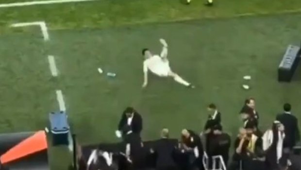 Arda su qabına təpik vurdu, yerə yıxıldı &ndash; VİDEO