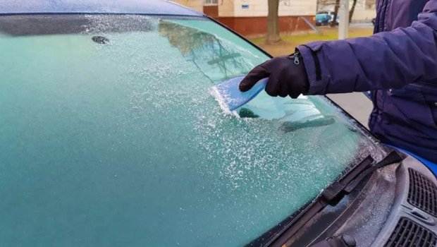 Avtomobilin ön şüşəsini zədələmədən buzdan necə təmizləmək olar? &ndash; Ən təsirli ÜSULLAR