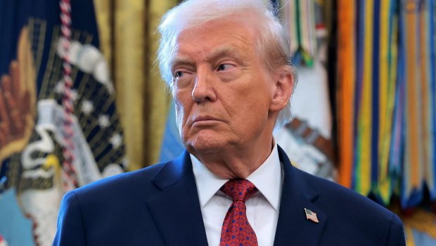 İranla əməkdaşlıq edən ölkələrə 25 faiz rüsum tətbiq etdi