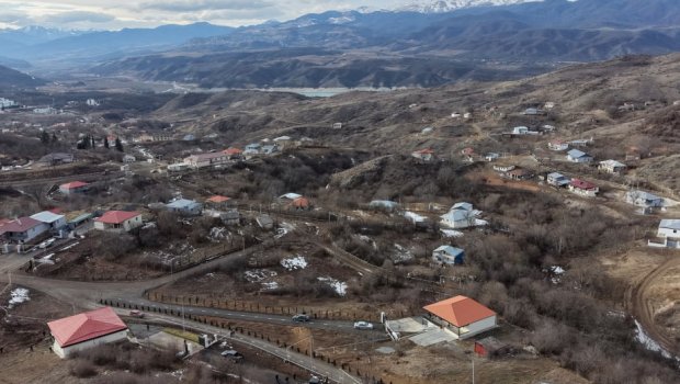 İlham Əliyev Ağdərə rayonunun Heyvalı kəndində görülmüş işlərlə tanış oldu