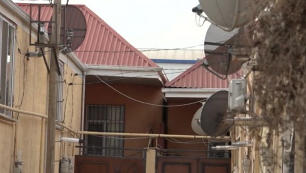 Xırdalanda bir-birinə yapışan evlər - Xaotik vəziyyət - VİDEO