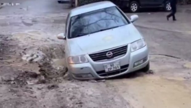 Bakıda binanın həyəti çökdü, maşın çuxura düşdü &ndash; VİDEO