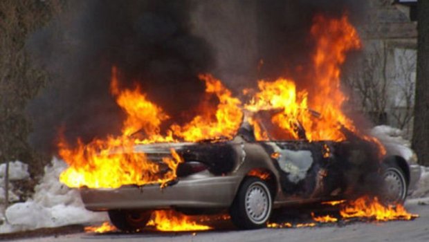 Şəkidə minik avtomobili YANDI