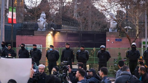 Britaniya Tehrandakı səfirliyini bağladı