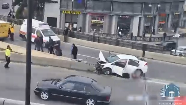 Bakıda körpünün üzərində ağır qəza olub, xəsarət alanlar var - VİDEO