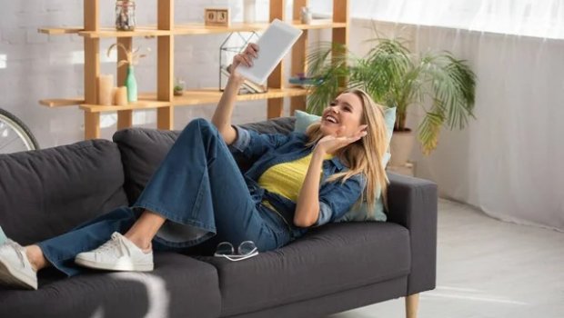 Divanda uzanaraq həyatlarını yaşayan BÜRCLƏR