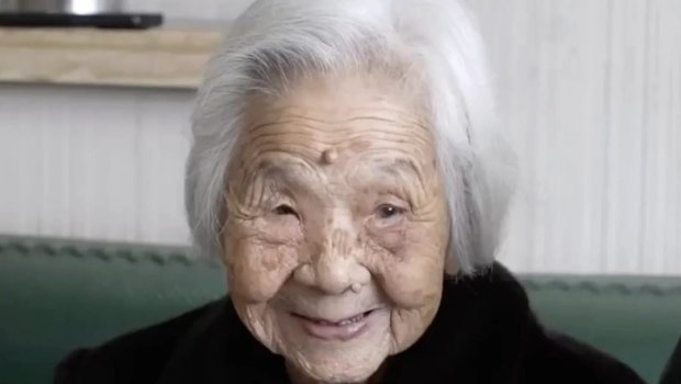 Uzunömürlülüyün sadə sirri: 101 yaşlı qadın hər gecə nə etdiyini açıqladı - FOTO