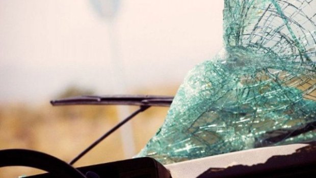 Şəmkirdə minik avtomobili ağaca çırpıldı - Xəsarət alanlar var