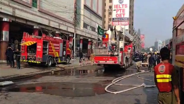 Pakistanda ticarət mərkəzi yanır - 5 ölü, 18 yaralı var - VİDEO