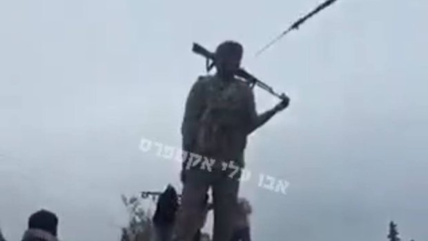 Tabqa şəhərində kürd qadın döyüşçünün heykəlini sökdülər - VİDEO