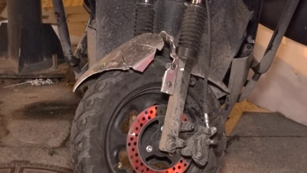 Bakıda motosikletlə avtomobil toqquşdu: Xəsarət alan var - VİDEO