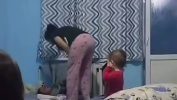 Qadın öz uşağını radiatora bağlayaraq vəhşicəsinə döydü &ndash; VİDEO